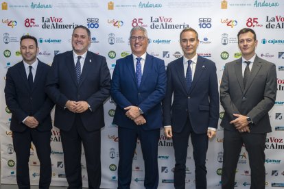 Ricardo Céspedes, gerente de LA VOZ; Francisco Alonso, delegado de Desarrollo Educativo y FP; Ismael Torres, alcalde de Huércal de Almería; Amós García, delegado de Empleo; y José Miguel Vizcaíno, jefe de Ventas de LA VOZ.