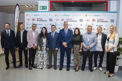 Ricardo Céspedes, de LA VOZ; Enrique Muñoz, Manu Abad, Almudena Serrano, Carlos Sánchez, Ismael Torres, Mª del Mar Castelo, J. Luque, Jesús Pomedio y Mª del Mar Fernández, del Ayuntamiento de Huércal de Almería.