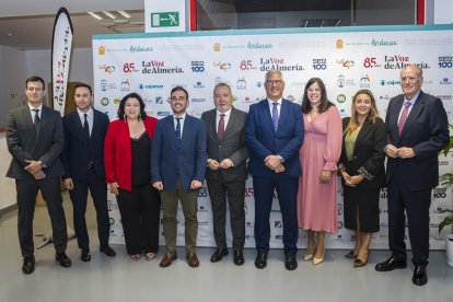 José M. Vizcaíno, Ricardo Céspedes y Pedro M. de la Cruz, de LA VOZ, junto a los diputados Matilde Díaz, Carlos Sánchez, Almudena Morales, Mª del Mar López; e Ismael Torres, alcalde de Huércal de Almería y Eugenio Gonzálvez, vicepresidente de Diputación.