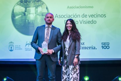 Almudena Serrano, primer teniente de alcalde del Ayuntamiento de Huércal de Almería, hace entrega del Premio Asociacionismo a la Asociación de Vecinos Barrio Visiedo.