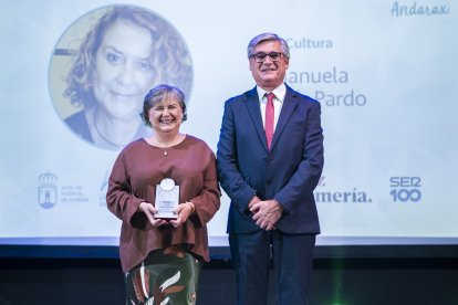 El alcalde de Pechina, Juan Manuel López, hace entrega del Premio Cultura a Manuela García.