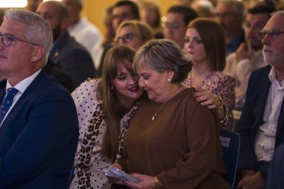 La premiada, Manuela García, junto a su hija, tras recibir el galardón.