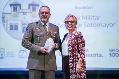 Mª Vigtoria Ortega, primer teniente de alcalde de Viator, hace entrega del Premio Sociedad al Teniente Coronel Luis Eduardo Álvarez, Jefe de la Unidad de Servicios de Base y Acuartelamiento Álvarez de Sotomayor.