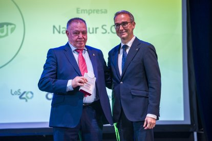 El delegado de Empleo, Amós García, hace entrega del Premio Empresa a José Martínez, presidente de Natursur.