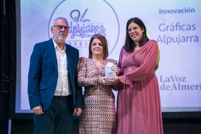 Almudena Morales, alcaldesa de Laujar de Andarax, hace entrega del Premio Innovación a Manuela Ruiz y José Ramón Salinas, fundadores de Gráficas Alpujarra.
