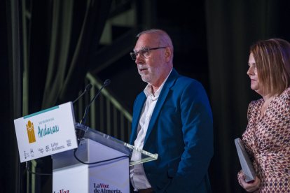 José Ramón Salinas y Manuela Ruiz, fundadores de Gráficas Alpujarra, durante su discurso.