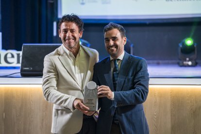 El diputado delegado de Promoción Agroalimentaria, Comercio y Consumo, Carlos Sánchez, hace entrega del Premio Deporte a Mario Rodríguez.