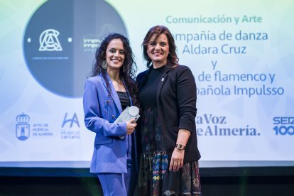 Noelia Damián, alcaldesa de Benahadux, hace entrega del Premio Comunicación y Arte a Aldara Cruz.