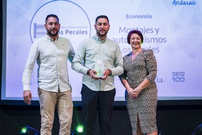Antonia Urrutia, alcaldesa de Canjáyar, hace entrega del Premio Economía a los gerentes de Montajes y Automatismos \'Los Perales\'.