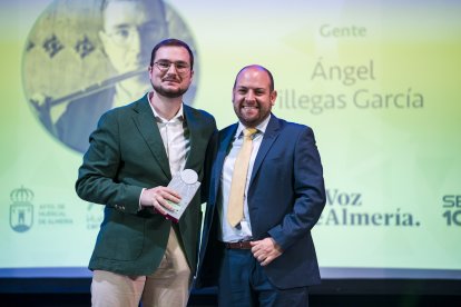 José Martín, alcalde de Fondón, hace entrega del Premio Gente a Ángel Villegas, músico profesional y compositor.