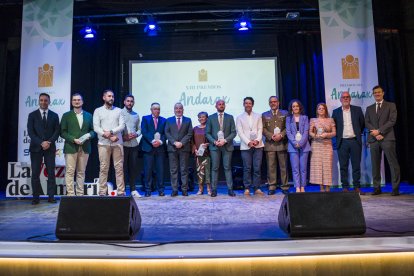 Ricardo Céspedes, gerente de LA VOZ; Pedro M. de la Cruz, director de LA VOZ; y José Miguel Vizcaíno, jefe de Ventas de LA VOZ, junto a todos los premiados de la noche.
