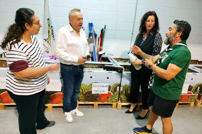 La alcaldesa y el director de LA VOZ han conocido de primera mano las necesidades de los voluntarios y la solidaridad de los almerienses.