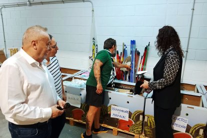 La alcaldesa y el director de LA VOZ han conocido de primera mano las necesidades de los voluntarios y la solidaridad de los almerienses.