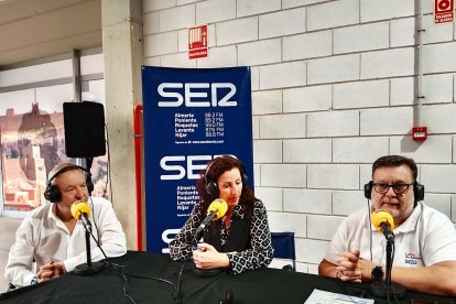 Pedro M. de la Cruz, director de LA VOZ; Maria del Mar Vázquez, alcaldesa de Almería; y Alfredo Casas, de Cadena SER Almería.