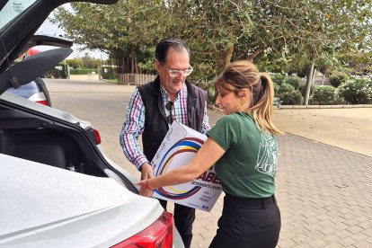 Recogida por parte de los Scouts Católicos de Almería del material donado.