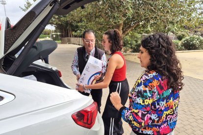 Recogida por parte de los Scouts Católicos de Almería del material donado.