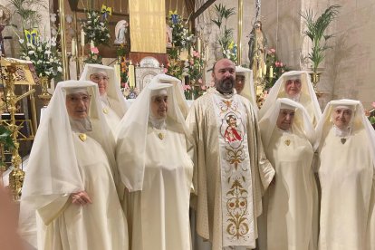 Vasyl Diakiv, con las Esclavas del Santísimo Sacramento.