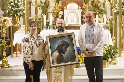 Vasyl Diakiv recibió un cuadro obra de Raúl Berzosa