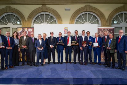 Foto de familia tras la entrega de los galardones del Foro Cultural 3 Taurinos 3 en el Patio de Luces de la Diputación de Almería. 