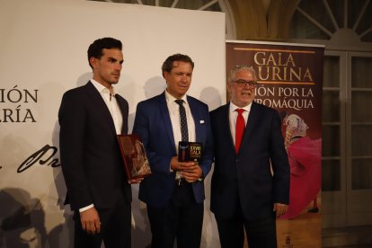 Entrega de premios en la XXVIII edición de la gala taurina del Foro Cultural 3 Taurinos 3.
