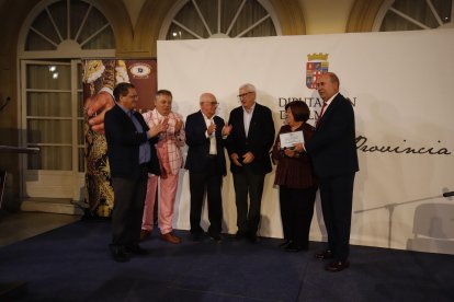 La junta directiva del Foro quiso reconocer la labor del presidente, Juan Aguilera.