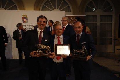 Rafael Molina, ganadero; Mariano García, empresario, y el matador Pepín Liria.