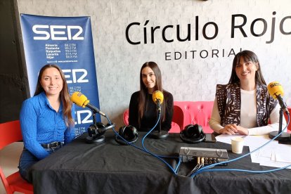 Celia y Susana junto a la periodista Marina Ginés.