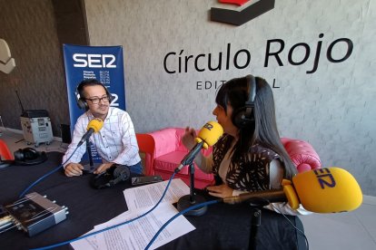 Alberto Cerezuela y la periodista Marina Ginés.