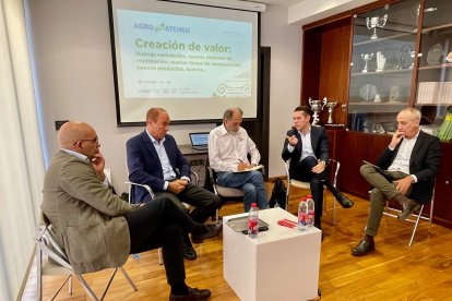 Ricardo García, director de Cajamar Innova; José Manuel Fdez, director general de Vicasol; Jacinto Castillo, director de Agricultura 2000; Juan Jesús Lara, director general de CASI y Alberto Cuadrado, director de proyectos para la cadena de Rijk Zwaan.