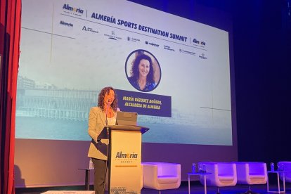 María del Mar vázquez Agüero, alcaldesa de Almería, abriendo el foro de encuentro.