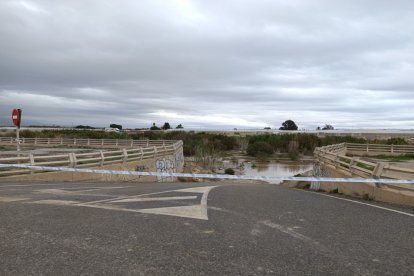 Carretera que baja al río totalmente cortada por precaución.