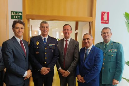 David Villagrá, juez decano de Almería, Juan Francisco López, Inspector Jefe de la Brigada Provincial de Judicial, José Marí Martín, subdelegado del Gobierno en Almería, Nahum Álvarez, director del centro penitenciario El Acebuche y Coronel Jorge Montero