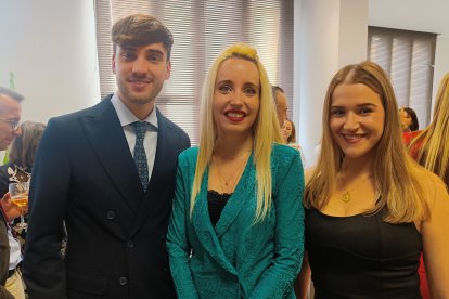 Nueva savia, José Antonio Iglesias, en ejercicio, Elvira Gutiérrez, en prácticas, e Irene de la Torre, espera su colegiación.