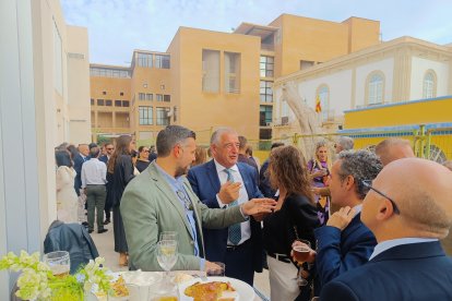 Las togas y las rivalidades quedan colgadas en la sala de justicia. En la nueva sede del Colegio de Abogados impera el compañerismo y la camaradería.