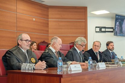 Mesa presidencial de la solemne ceremonia en honor a Santa Teresa, patrona de los abogados.