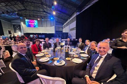 Mesa de Blas Aznar, de GMM Biesse y Alberto Carmona, de Nicolai Nest y empresas Tenax, Pedrini, Smticeram y Cosentino.