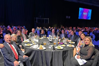 Mesa de Jerónimo Parra (Cámara de Comercio) y su mujer; Cecilio Peregrín, presidente de ASEMPAL; el subdelegado del Gobierno, José María Martí