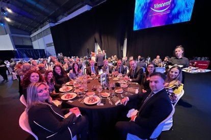 Mesa de Hermasa Mármoles, Juan Tijeras, Cajamar y Mutua Universal.