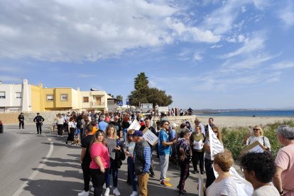 Concentración de vecinos del barrio de Costacabana para exigir medidas de prevención ante posibles inundaciones.