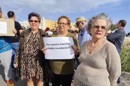 Concentración de vecinos del barrio de Costacabana para exigir medidas de prevención ante posibles inundaciones.