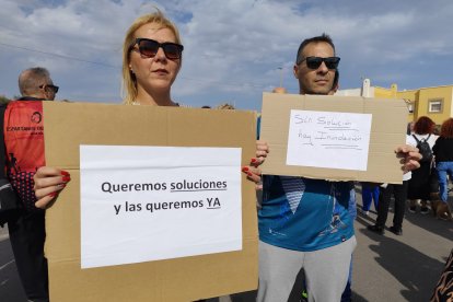 Concentración de vecinos del barrio de Costacabana para exigir medidas de prevención ante posibles inundaciones.