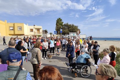 Concentración de vecinos del barrio de Costacabana para exigir medidas de prevención ante posibles inundaciones.