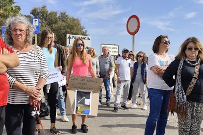 Concentración de vecinos del barrio de Costacabana para exigir medidas de prevención ante posibles inundaciones.