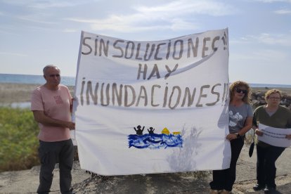 Concentración de vecinos del barrio de Costacabana para exigir medidas de prevención ante posibles inundaciones.