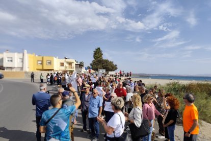 Concentración de vecinos del barrio de Costacabana para exigir medidas de prevención ante posibles inundaciones.