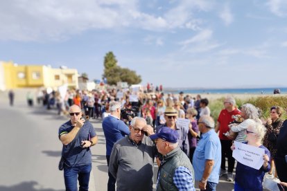 Concentración de vecinos del barrio de Costacabana para exigir medidas de prevención ante posibles inundaciones.