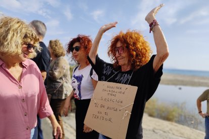 Concentración de vecinos del barrio de Costacabana para exigir medidas de prevención ante posibles inundaciones.