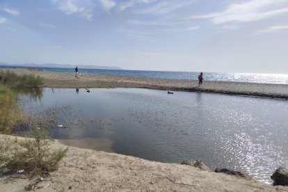 Concentración de vecinos del barrio de Costacabana para exigir medidas de prevención ante posibles inundaciones.