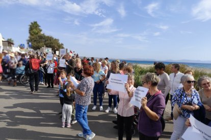 Concentración de vecinos del barrio de Costacabana para exigir medidas de prevención ante posibles inundaciones.