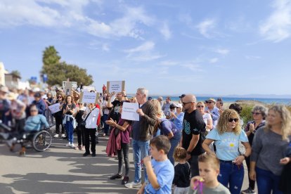 Concentración de vecinos del barrio de Costacabana para exigir medidas de prevención ante posibles inundaciones.